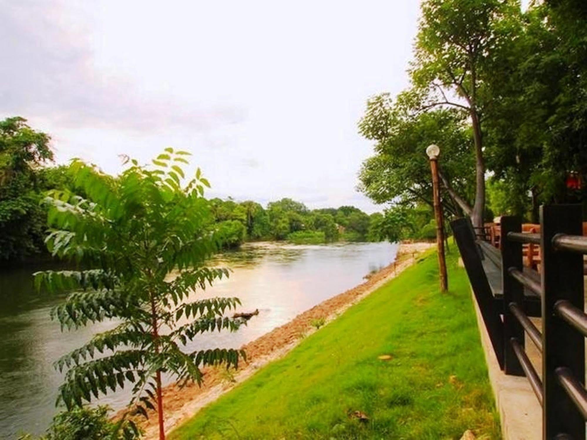 Aurora Resort Kanchanaburi Extérieur photo